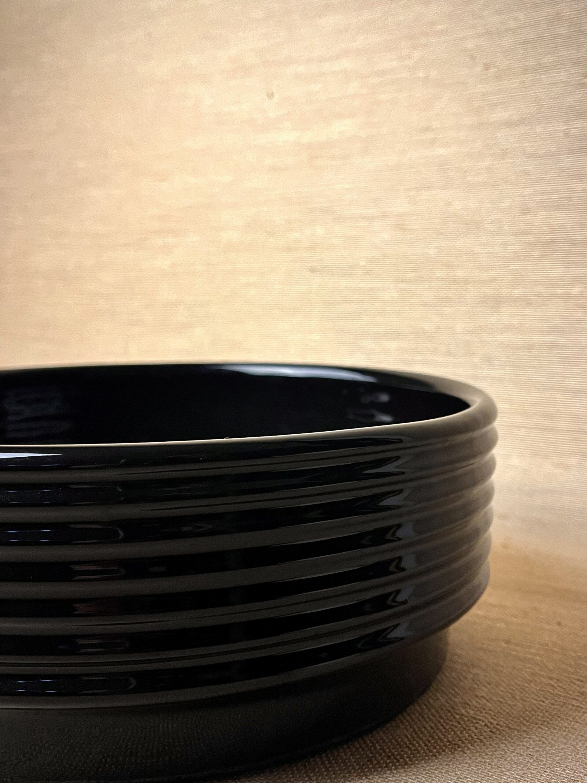 Cachepô de Cerâmica Esmaltada Cuia Canelada Preta - Imagem 4