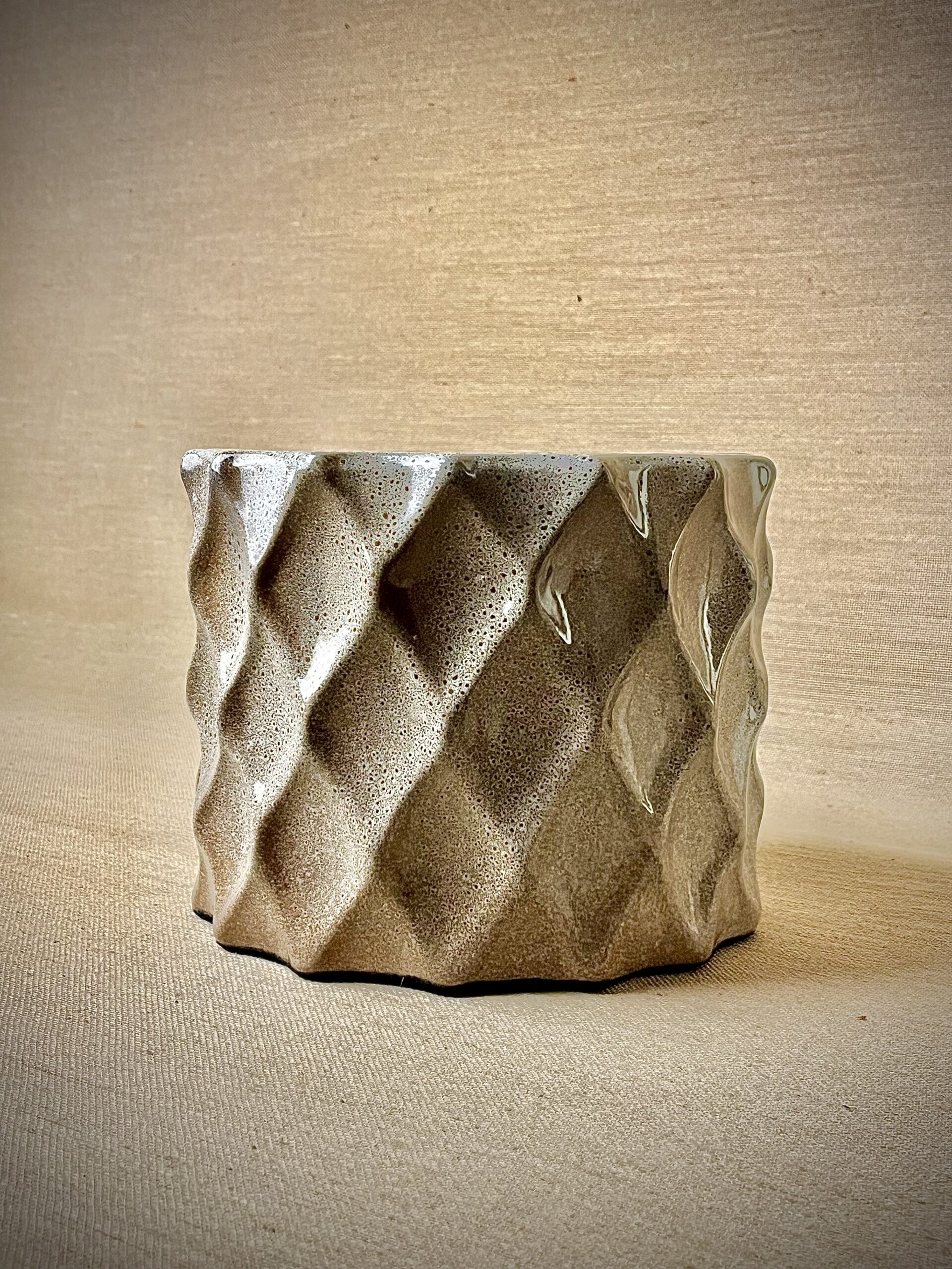 Cachepô de Cerâmica Esmaltada Matelassê Sand Quail