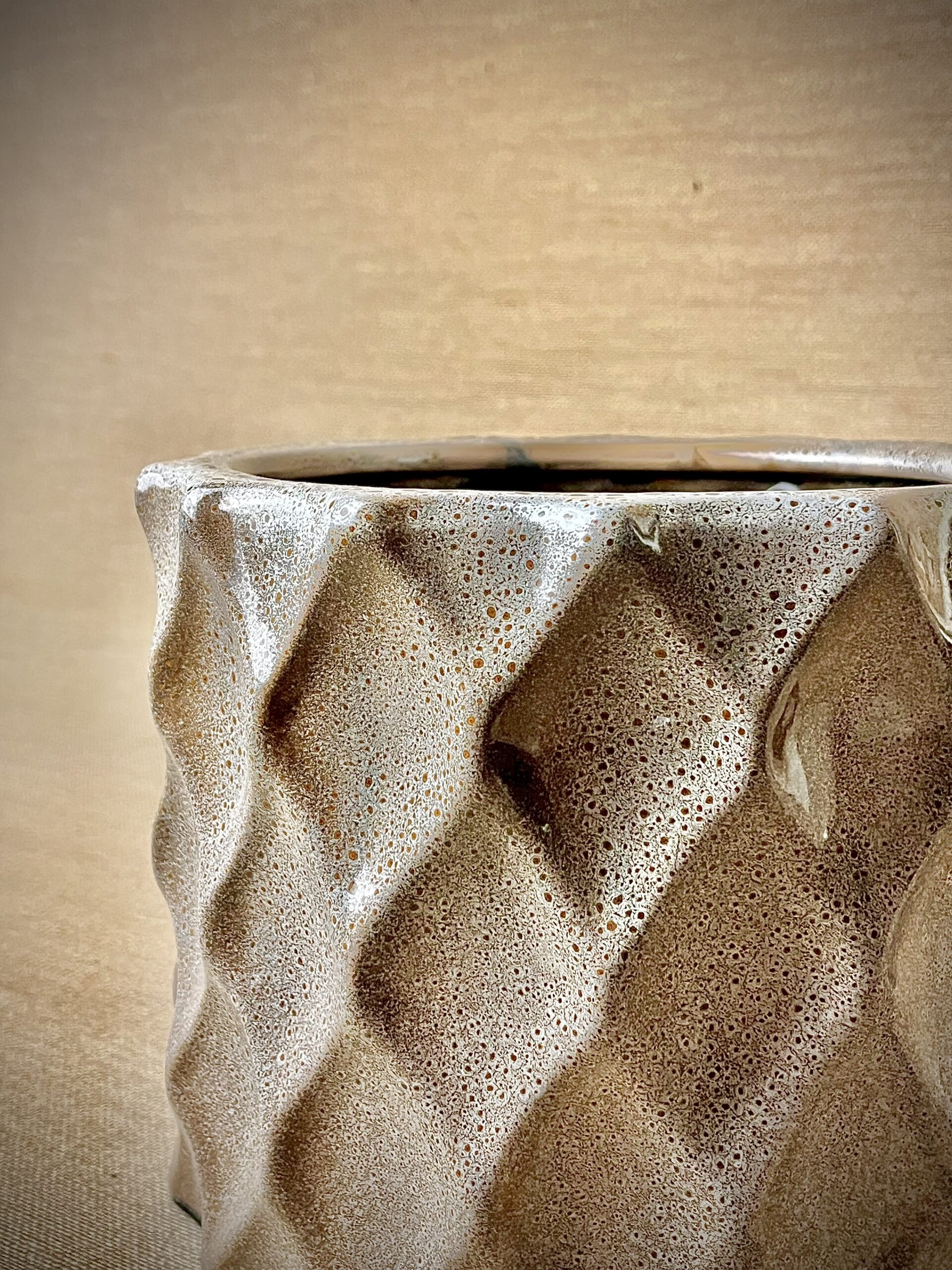 Cachepô de Cerâmica Esmaltada Matelassê Sand Quail - Imagem 5