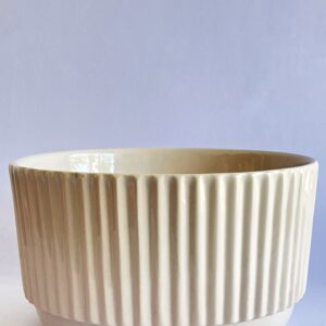 Cachepô de Cerâmica Esmaltada Cuia Off White Canelada