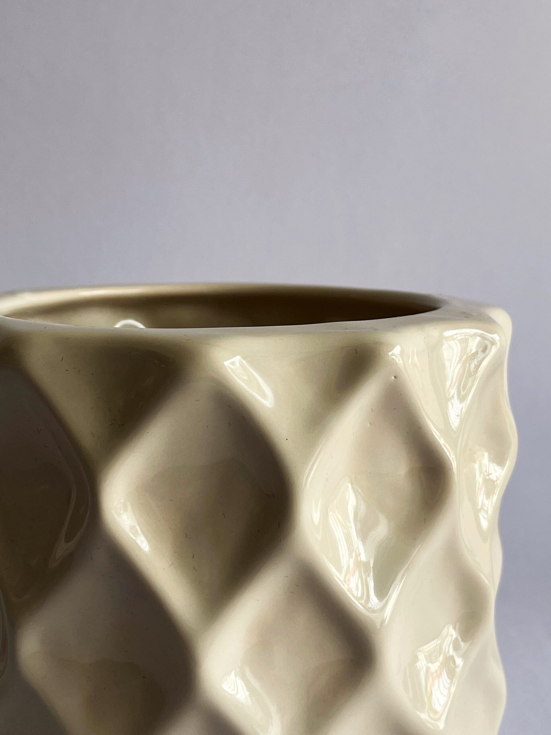 Cachepô de Cerâmica Esmaltada Matelassê Off White - Imagem 3