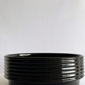 Cachepô de Cerâmica Esmaltada Cuia Canelada Preta