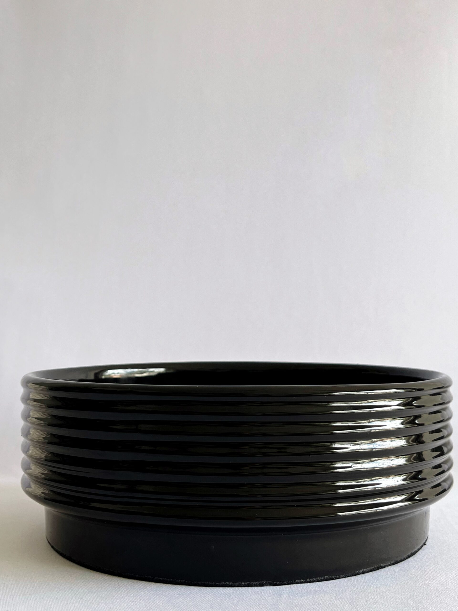 Cachepô de Cerâmica Esmaltada Cuia Canelada Preta