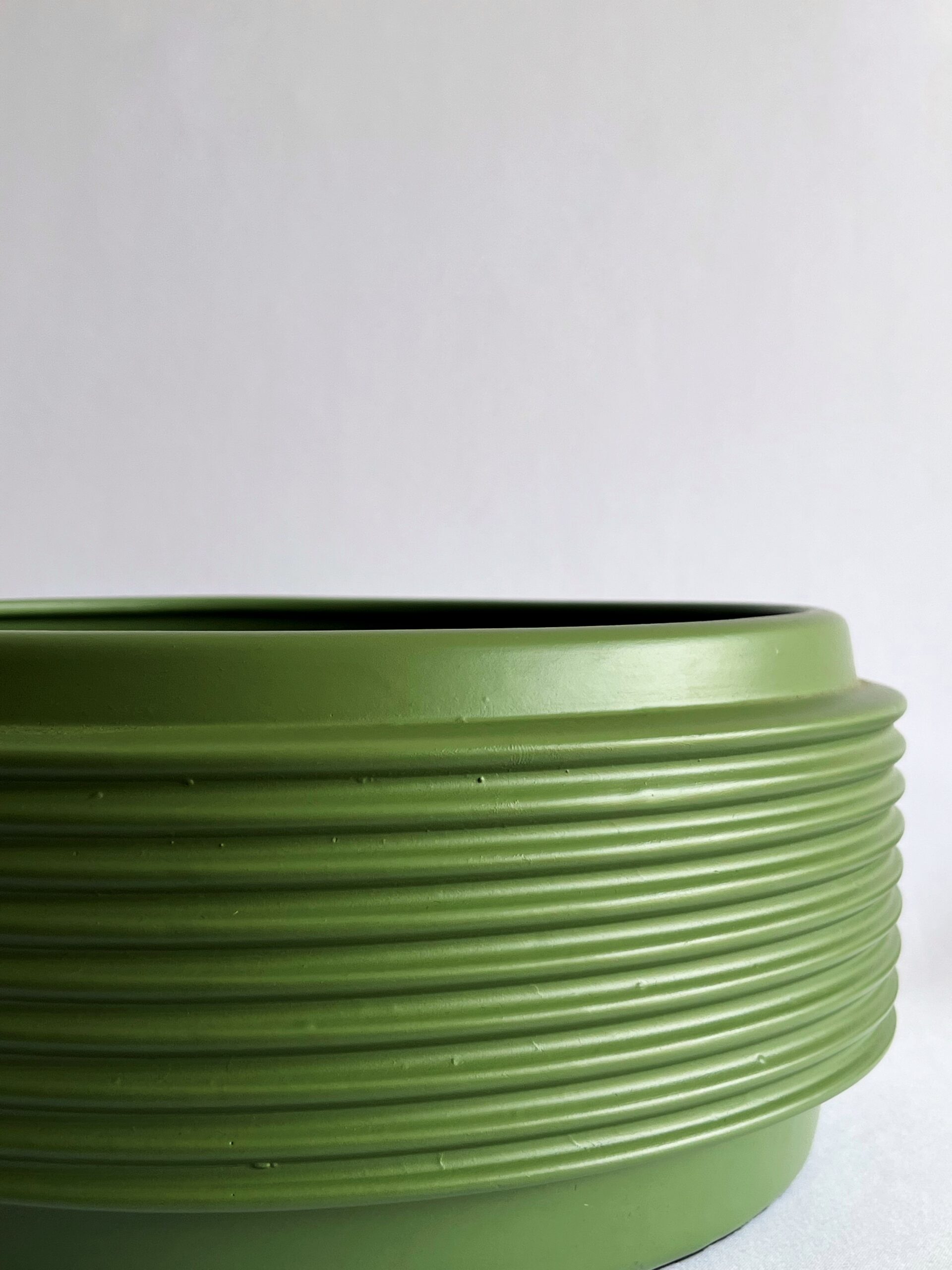 Cachepô de Cerâmica Fosca Cuia Canelada Verde Oliva - Imagem 3